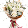 Buchet trandafiri albi cu eustoma și verdeață