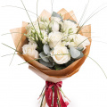 Buchet trandafiri albi cu eustoma și verdeață