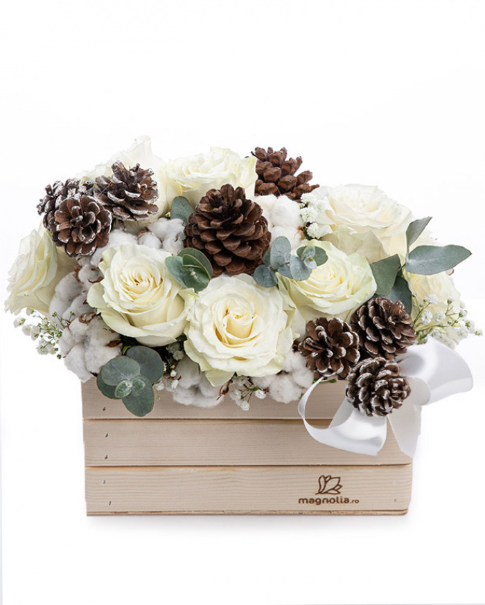 Roses arrangement with winter accessories – imaginea 1