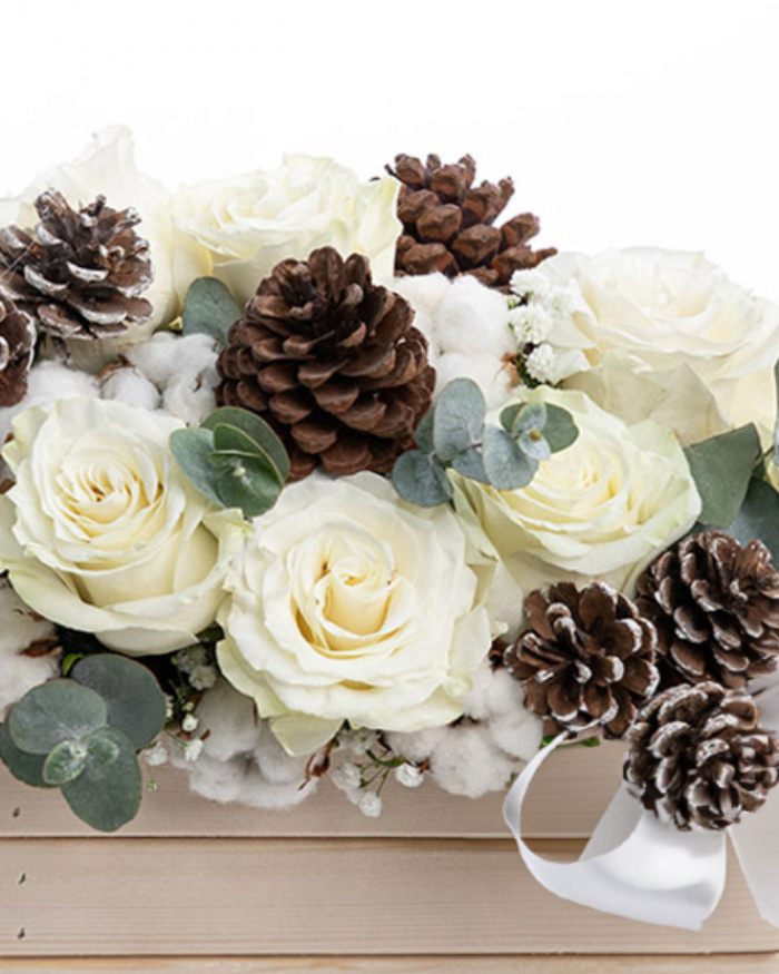 Roses arrangement with winter accessories – imaginea 2