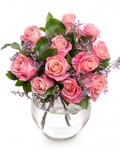 Buchet trandafiri roz decorați cu verdeață