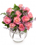Buchet trandafiri roz decorați cu verdeață – imaginea 1