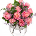 Buchet trandafiri roz decorați cu verdeață