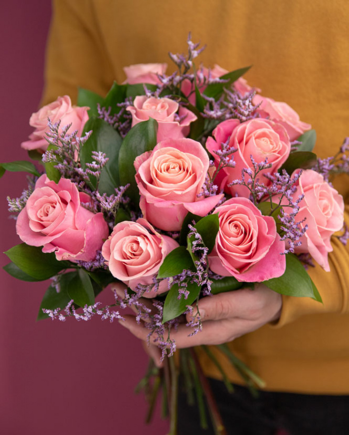 Pink roses bouquet decorated with greenery – imaginea 3