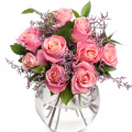 Buchet trandafiri roz decorați cu verdeață
