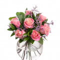 Buchet trandafiri roz decorați cu verdeață