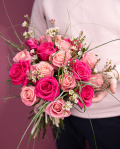 Buchet trandafiri roz si chamelaucium – imaginea 3