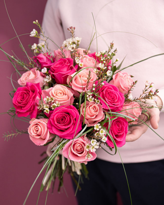 Buchet trandafiri roz si chamelaucium – imaginea 3