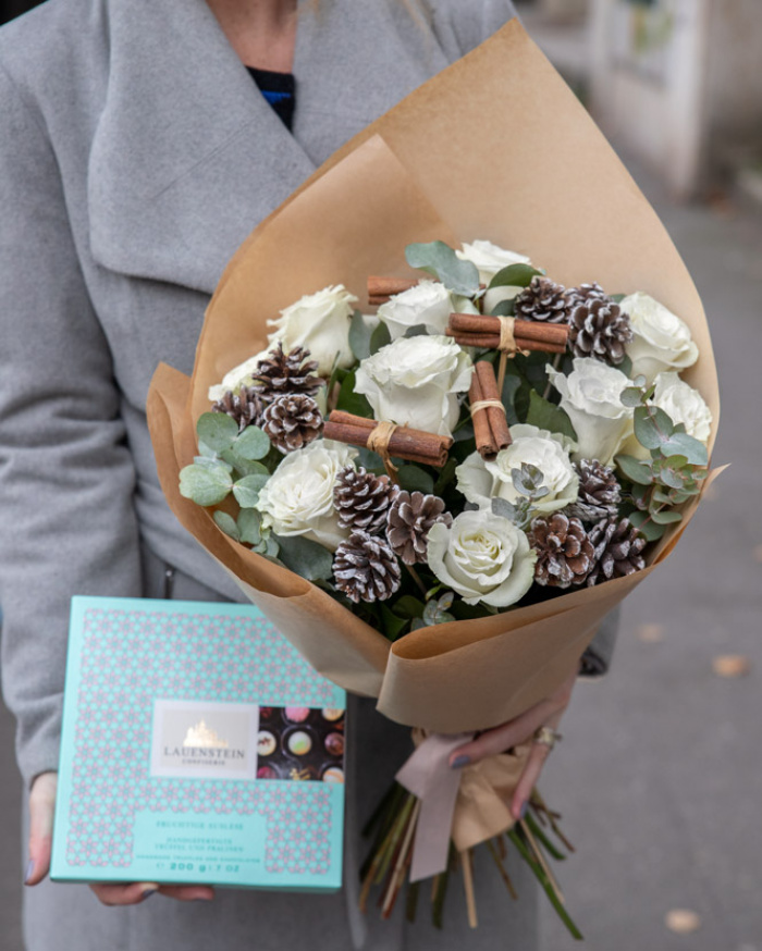 Christmas gift with white roses and chocolate – imaginea 3