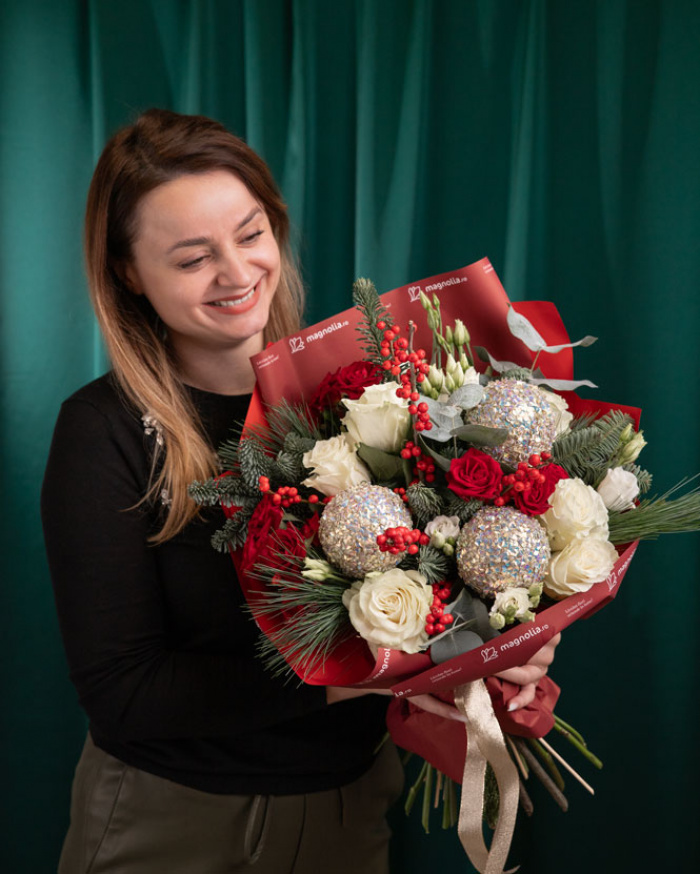 White roses bouquet with Christmas ornaments – imaginea 3