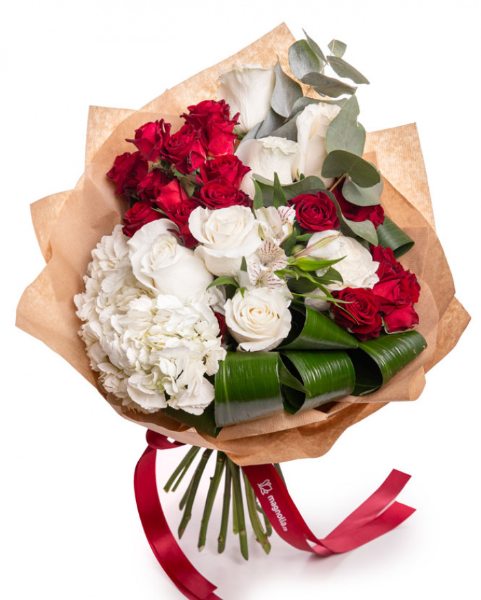 Buchet trandafiri roșii și hortensii – imaginea 1