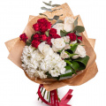 Buchet trandafiri roșii și hortensii