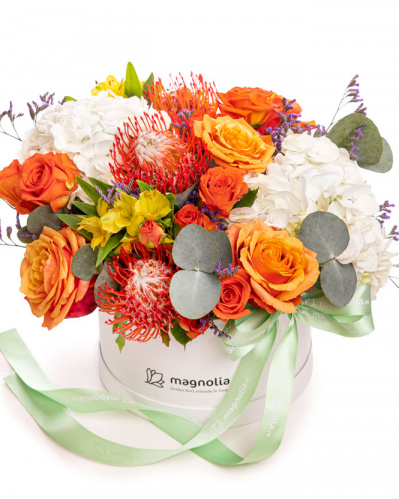 Aranjament floral cu trandafiri și hortensii