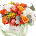 Aranjament floral cu trandafiri și hortensii