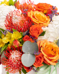 Aranjament floral cu trandafiri și hortensii – imaginea 2