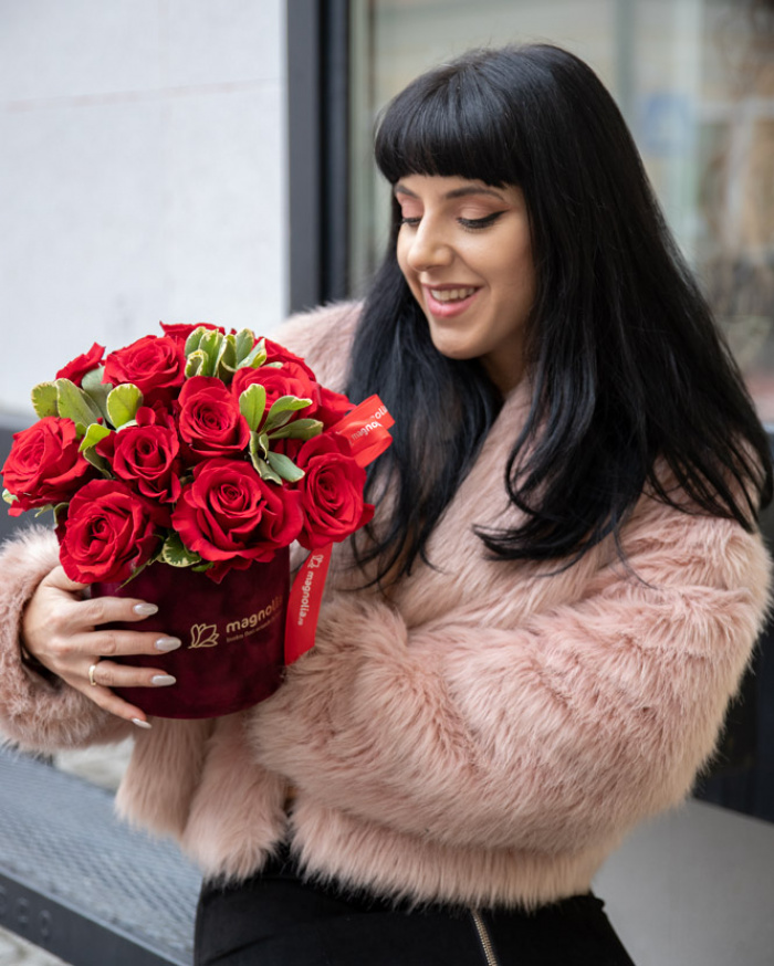 "Sophisticate Love" red roses arrangement in velvet box – imaginea 3