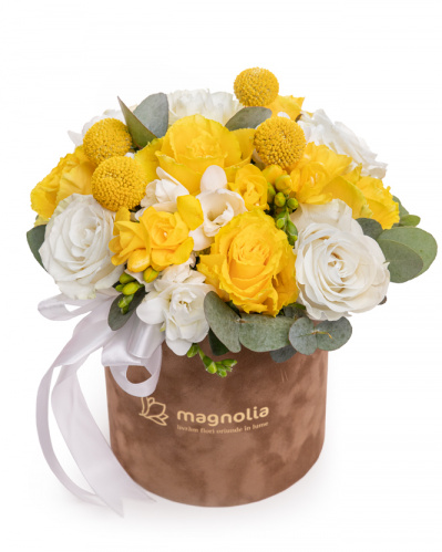 Aranjament floral cu trandafiri și frezii "Glowing Love"