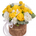 Aranjament floral cu trandafiri și frezii "Glowing Love"