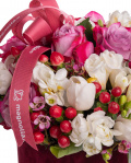 Aranjament floral cu trandafiri, lalele și frezii în cutie catifelată – imaginea 2