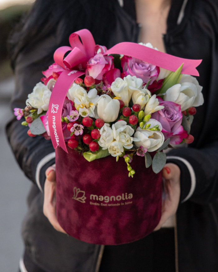 Aranjament floral cu trandafiri, lalele și frezii în cutie catifelată – imaginea 3