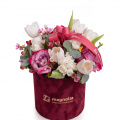 Aranjament floral cu trandafiri, lalele și frezii în cutie catifelată