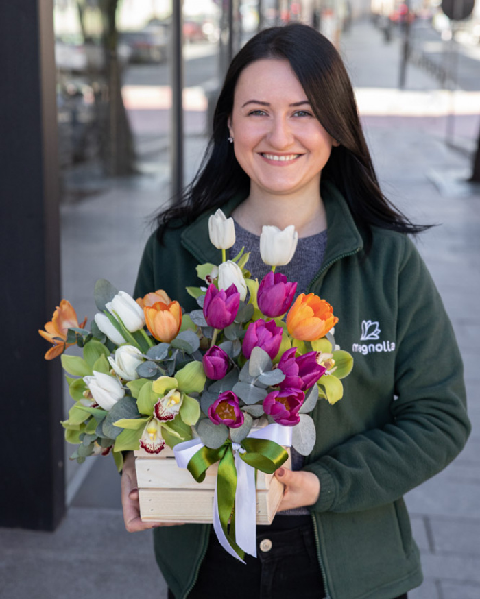 Floral arrangement with tulips and orchid – imaginea 3