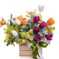 Aranjament floral cu lalele și orhidee