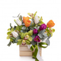 Aranjament floral cu lalele și orhidee