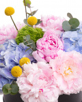 Aranjament floral cu bujori și hortensii „Armonia"