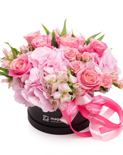 Aranjament floral cu trandafiri și hortensii "Esența feminității"