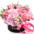 Aranjament floral cu trandafiri și hortensii "Esența feminității"