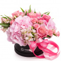Aranjament floral cu trandafiri și hortensii "Esența feminității"