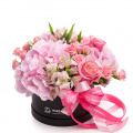 Aranjament floral cu trandafiri și hortensii "Esența feminității"