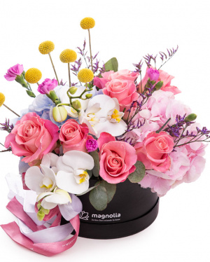 Aranjament floral cu trandafiri și orhidee "Aroma Verii"