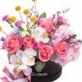 Aranjament floral cu trandafiri și orhidee "Aroma Verii"