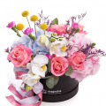 Aranjament floral cu trandafiri și orhidee "Aroma Verii"