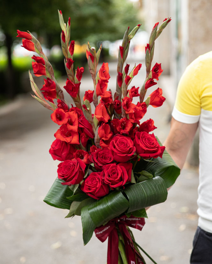 Buchet gladiole și trandafiri roșii – imaginea 3