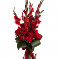 Buchet gladiole și trandafiri roșii
