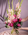 Buchet gladiole și trandafiri mov – imaginea 3
