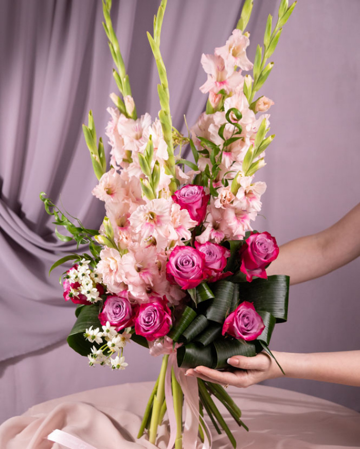 Buchet gladiole și trandafiri mov – imaginea 3