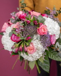 Buchet trandafiri roz și hortensii "Signorina"