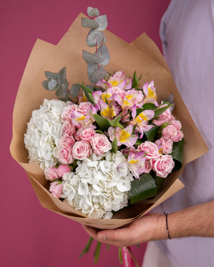 Buchet hortensii și trandafiri "Soft Elegance" – imaginea 3