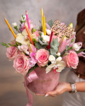 "Back to school" rose and orchid arrangement with colorful pencils – the image 3
