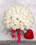 101 White Roses and Pralines in a Heart-Shaped Box – imaginea 1