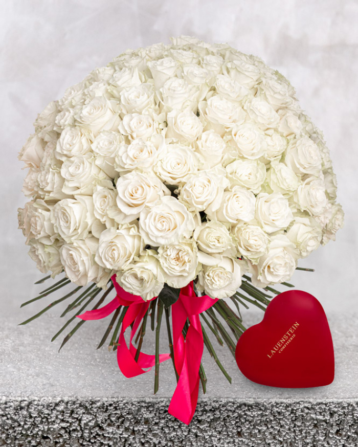 101 White Roses and Pralines in a Heart-Shaped Box – imaginea 1