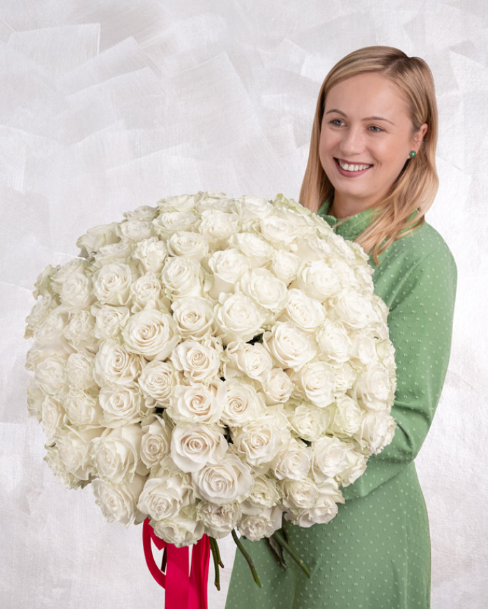 101 White Roses and Pralines in a Heart-Shaped Box – imaginea 2