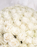 101 White Roses and Pralines in a Heart-Shaped Box – imaginea 3