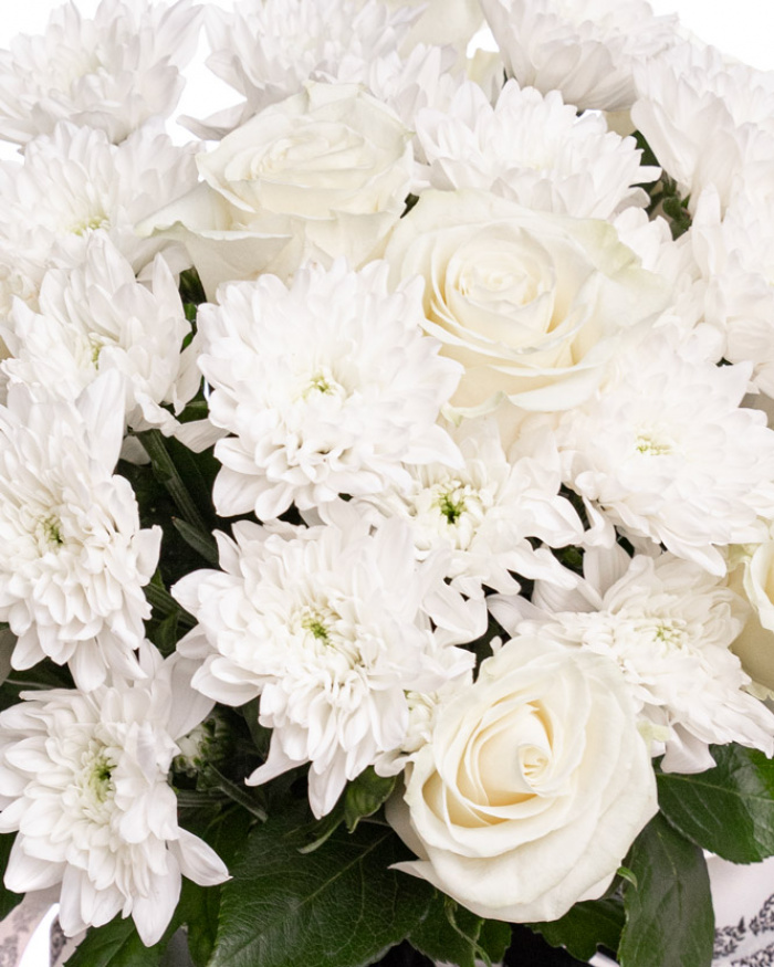 Buchet funerar cu trandafiri albi și crizanteme – imaginea 2