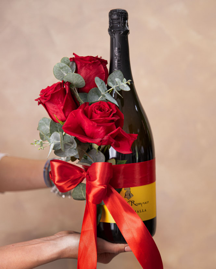 Vin spumant (1,5L) decorat cu trandafiri roșii – imaginea 3