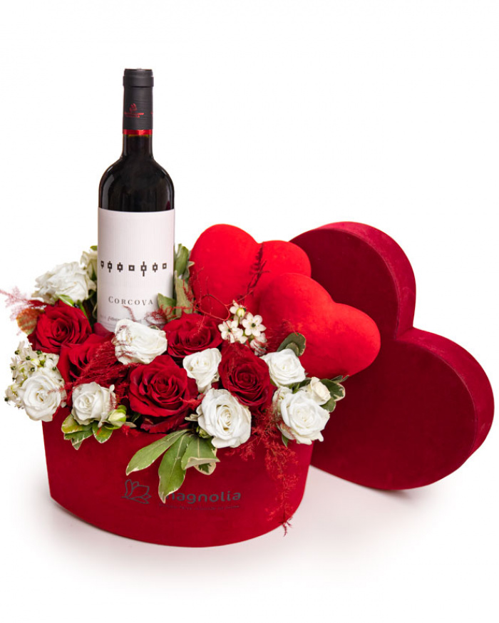 Aranjament romantic cu trandafiri și o sticlă de vin roșu – imaginea 1